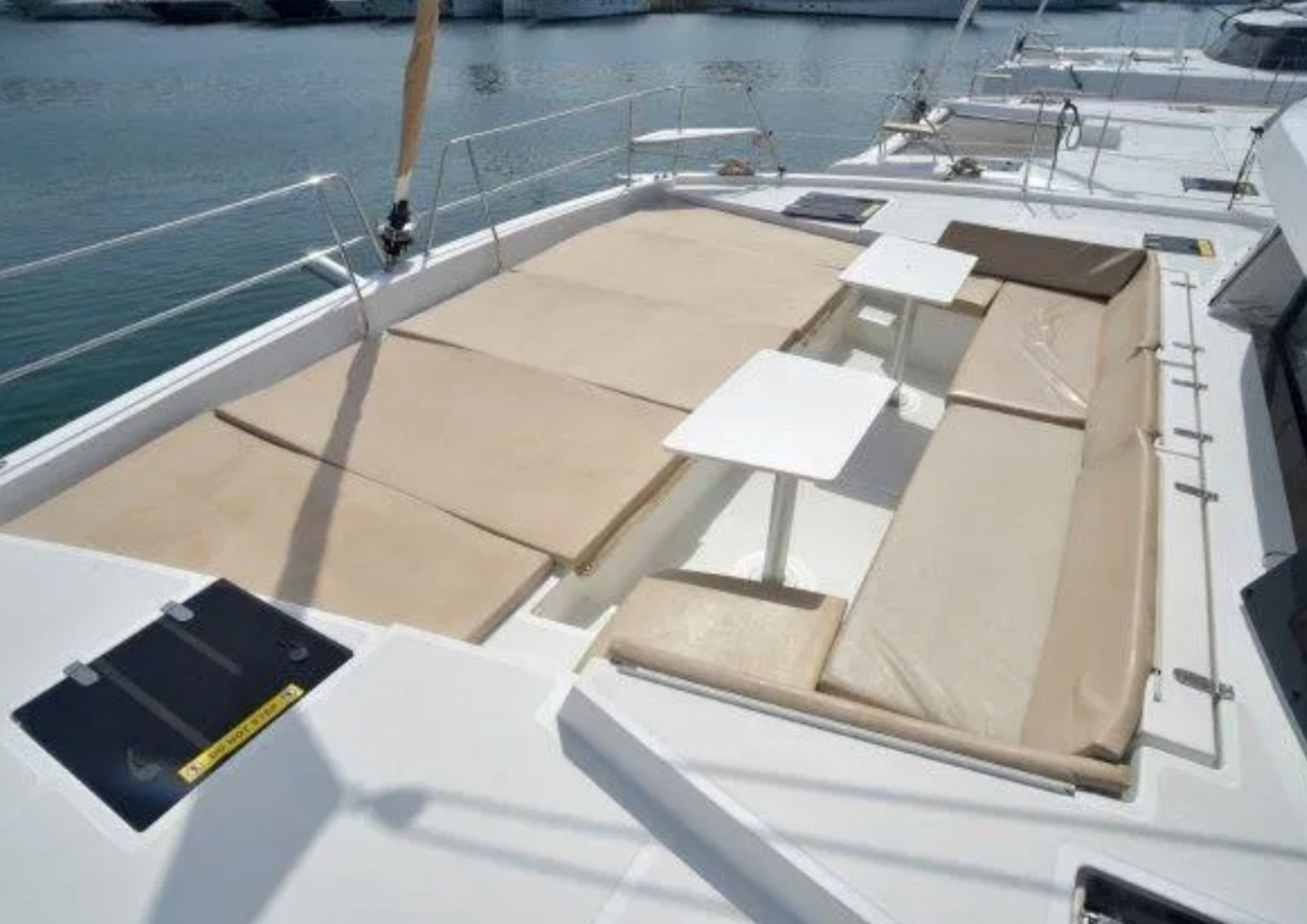 Prendisole a prua del catamarano