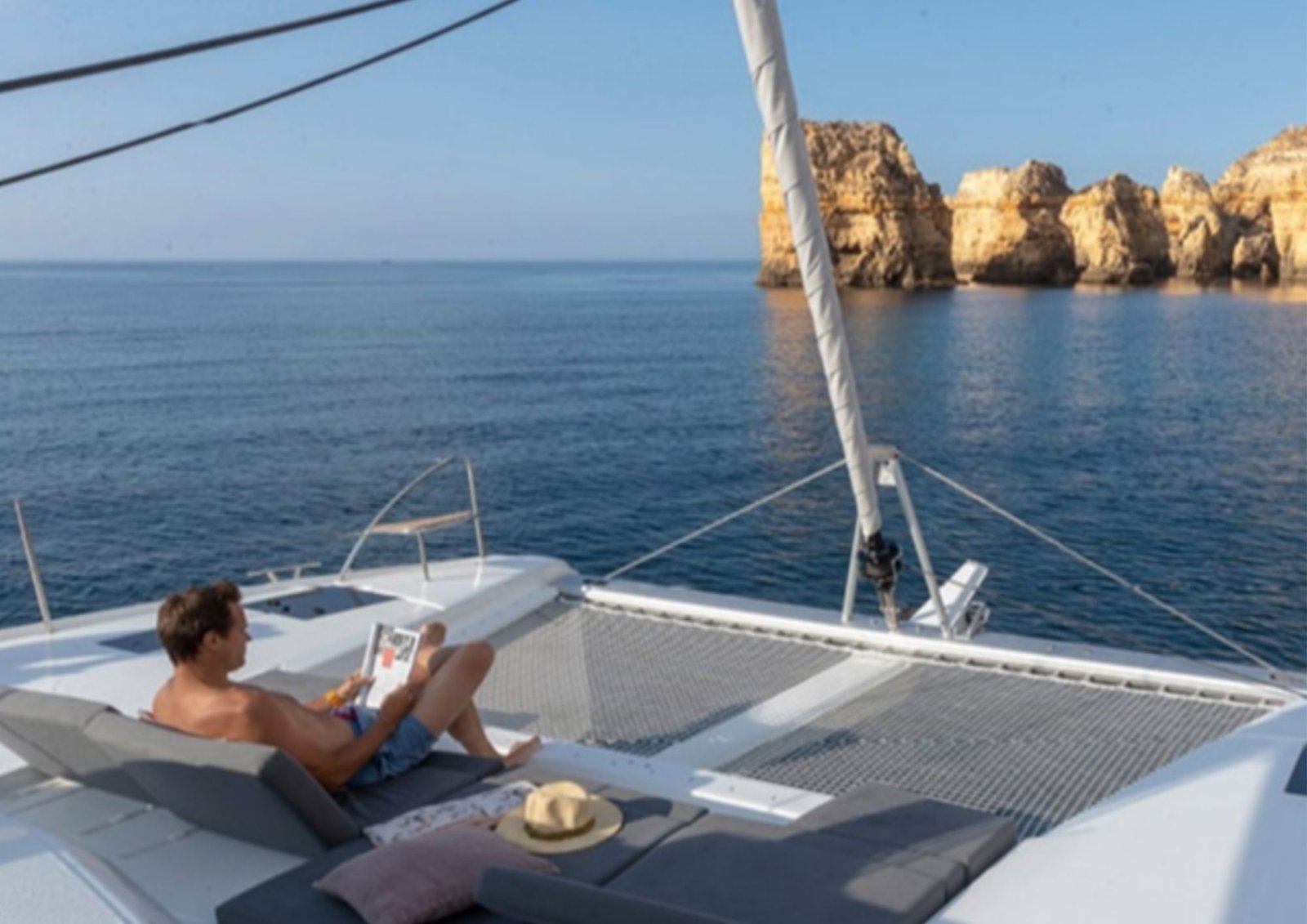Reti di prua del catamarano