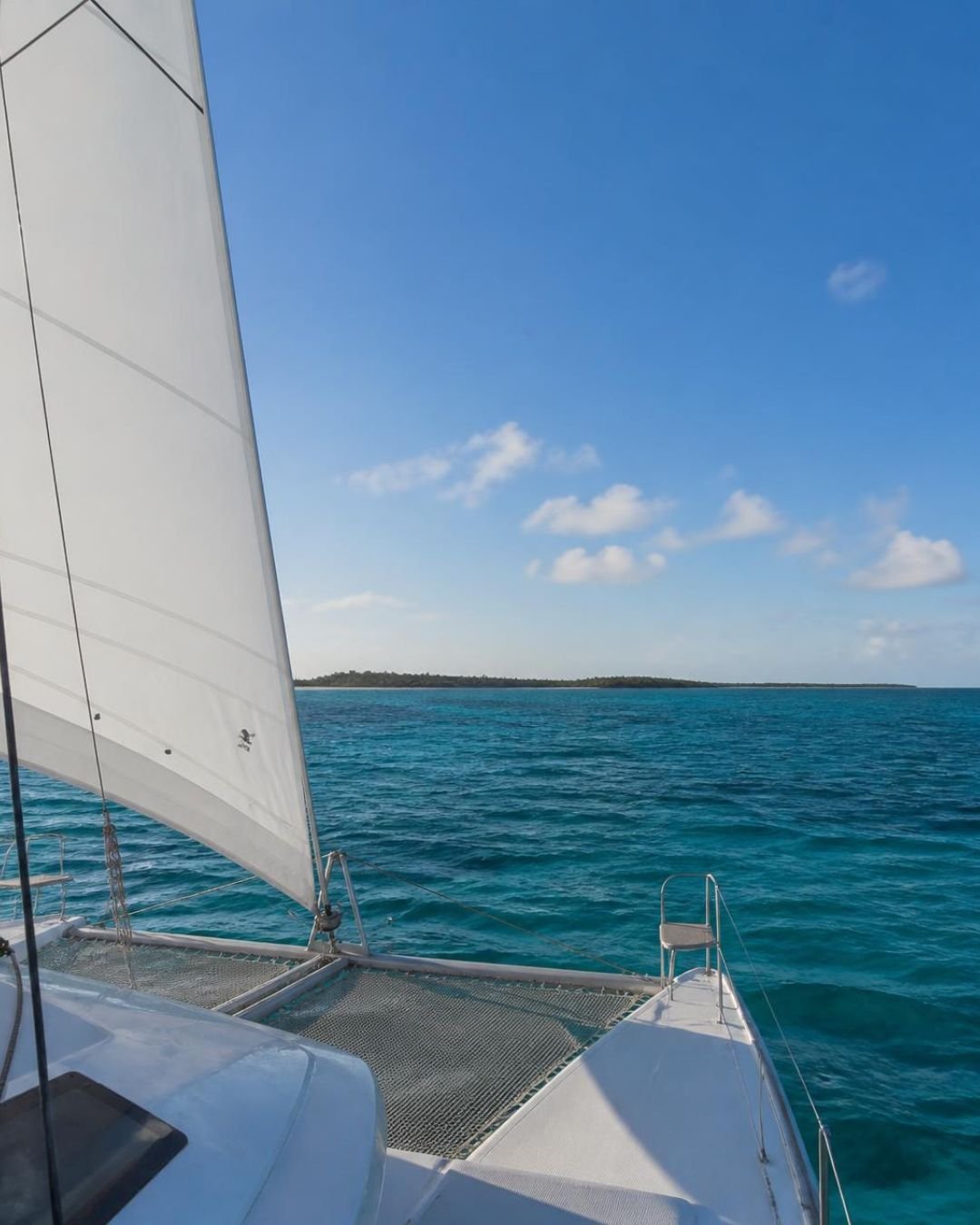 Si naviga a vela tra le isole dei Caraibi